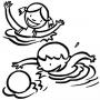 Niños en la piscina jugando a la palota