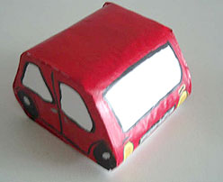 Coche de cartón