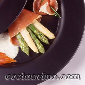 Cartuchos de jamón con espárragos