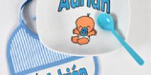 Canastillas, marcos decorados, saquitos de dormir, cubrebiberones... Un montón de regalos personalizados para bebés.