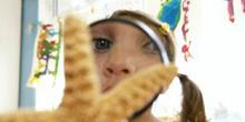 Revista con divertidas manualidades para niños. Recorta, pega y pasa un buen rato con las actividades que encontrarás.