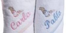 Ideas y regalos para bebés con su nombre bordado. Pijamas, baberos, bolsas, cubiertos... personalizados con el nombre de tu bebé o tu hijo