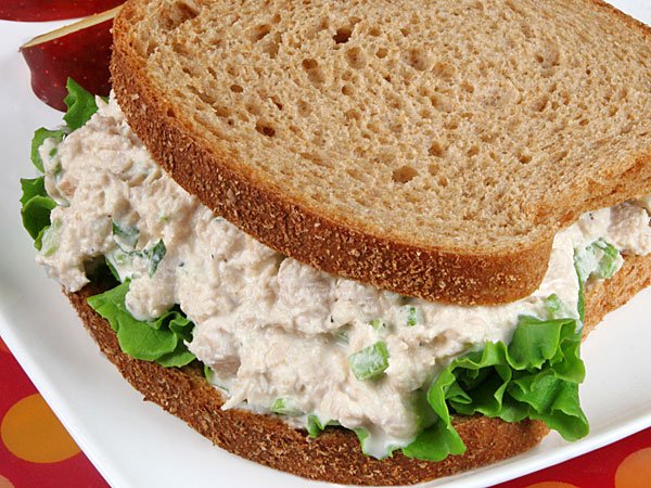 Bocadillo de atun con mayonesa y lechuga