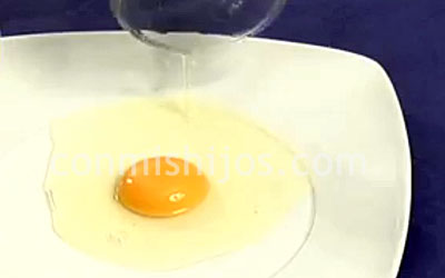 Separar la yema del huevo. Paso 1