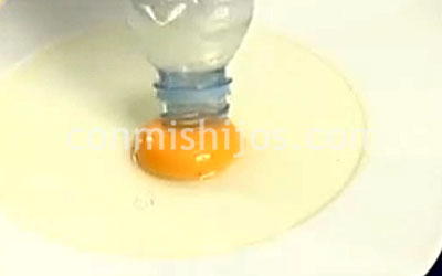 Separar la yema del huevo. Paso 2