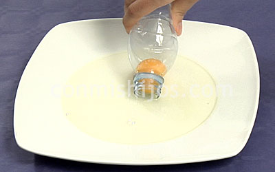 Separar la yema del huevo. Paso 3