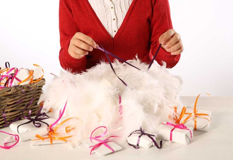 Manualidad infantil para fabricar una corona de Adviento con plumas para Navidad paso 4