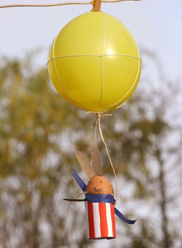 Manualidad infantil para fabricar un conejo de pascua volando en globo aerostático final