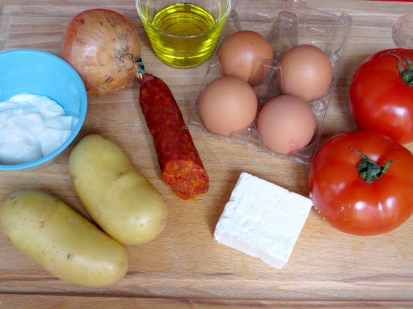 Receta infantil de frittata con chorizo y tomates paso 1