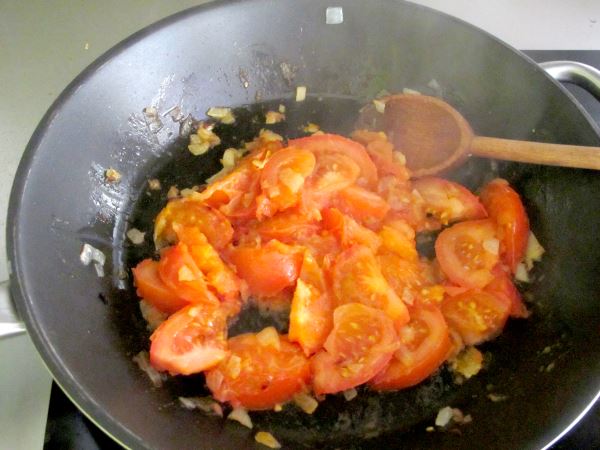 Receta infantil de frittata con chorizo y tomates paso 5