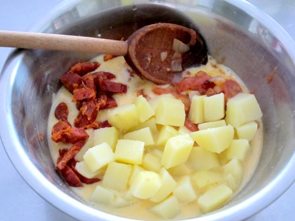 Receta infantil de frittata con chorizo y tomates paso 8