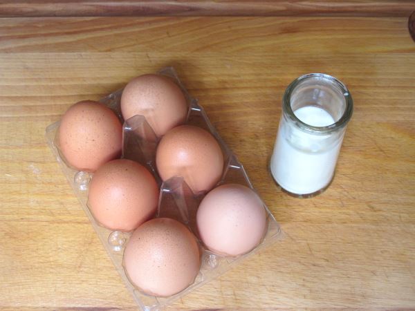 Receta infantil de huevos revueltos paso 1