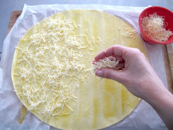 Receta infantil de palmeras de queso gruyere paso 3