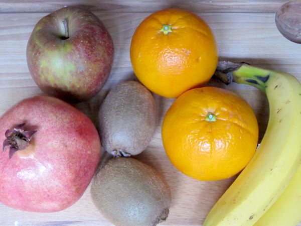 Receta infantil de ensalada de frutas de invierno paso 1