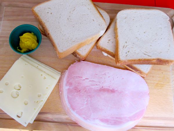 Receta infantil de sandwich de jamón y queso con mostaza paso 1
