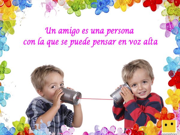 Amigos con un teléfono. Frases de amistad para niños