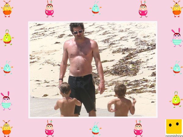 El actor Patrick Dempsey con sus hijos gemelos en la playa