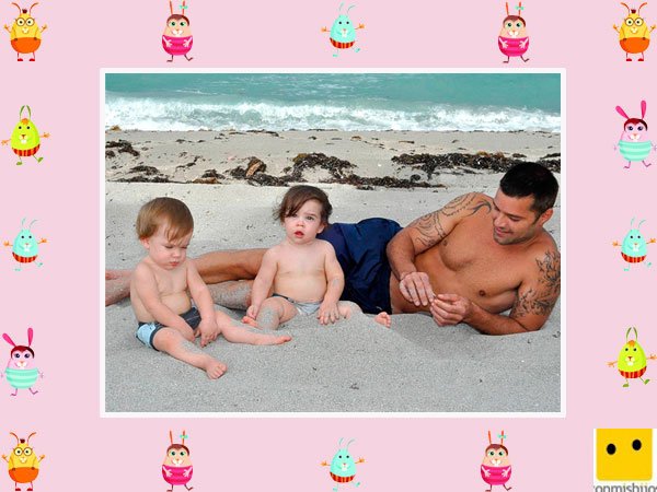 El cantante Ricky Martin posa con sus hijos mellizos en la playa