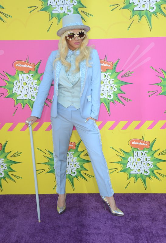 La extravagante cantante Kesha también se dejo ver por la alfombra naranja
