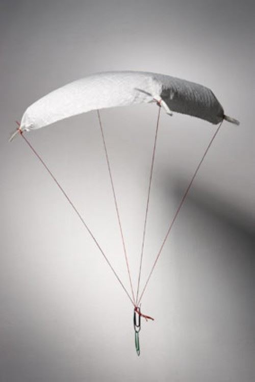 Paracaídas de papel: experimento para niños