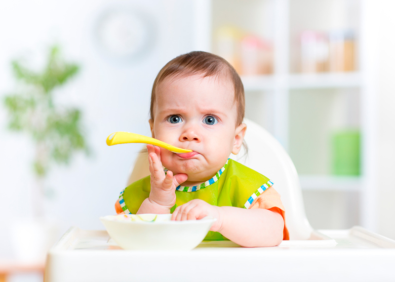 5. Para evitar las alergias, no hay que introducir determinados alimentos antes de los 12 meses.