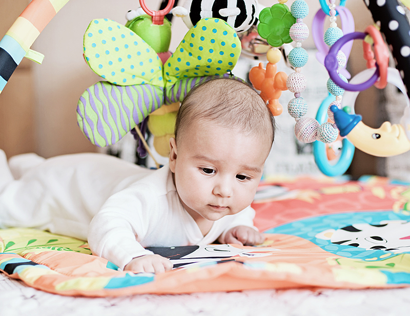 Continuo chico serie Qué ventajas tiene la alfombra de actividades para el bebé?