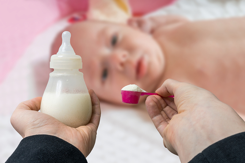 Cómo cambiar la leche de fórmula a mi bebé