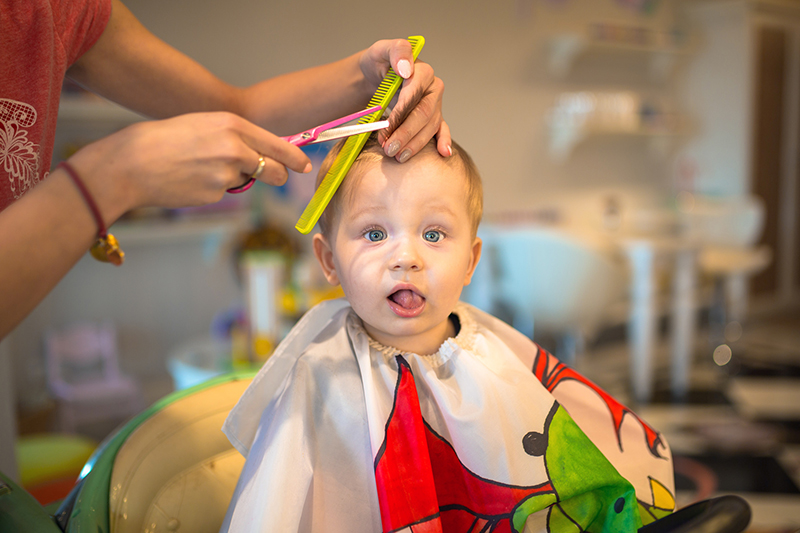 El primer corte de pelo del beb