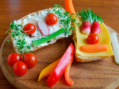 Tostadas divertidas de queso de untar