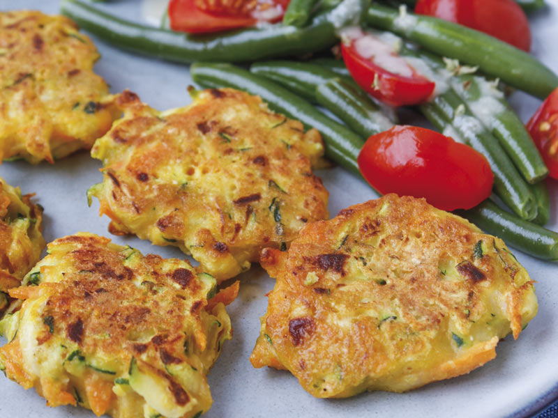 Vegetales infantiles en rollitos de calabacín y zanahoria
