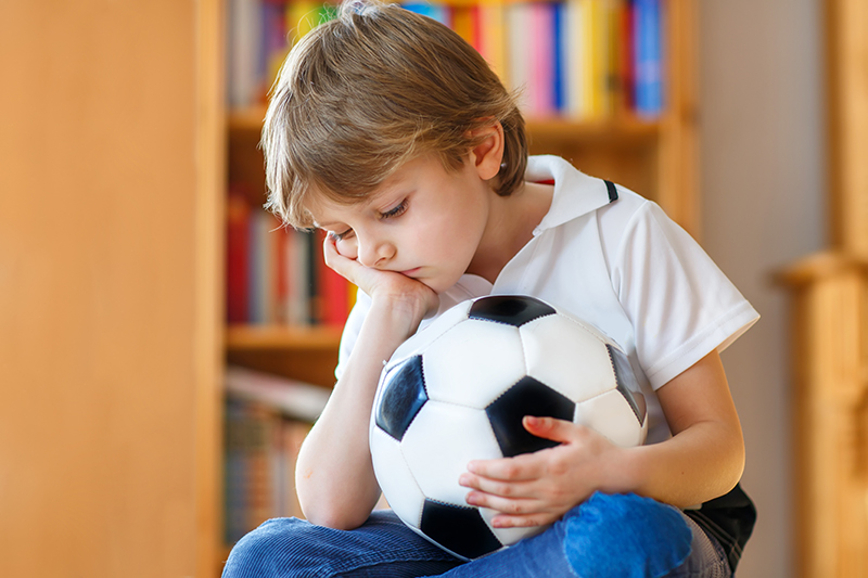 Niño Bebé Feliz Juega Con Una Pelota De Fútbol En Un Estudio