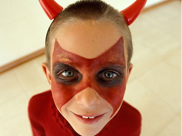Maquillaje de demonio para niño en Halloween