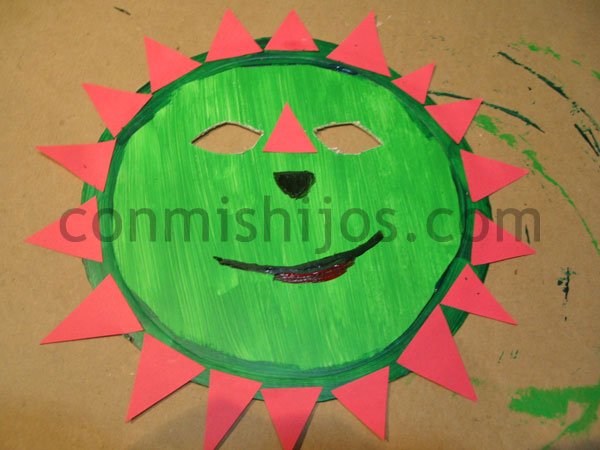 Máscara de dinosaurio. Manualidad de Carnaval para niños Máscara de dinosaurio. Manualidad de Carnaval para niños