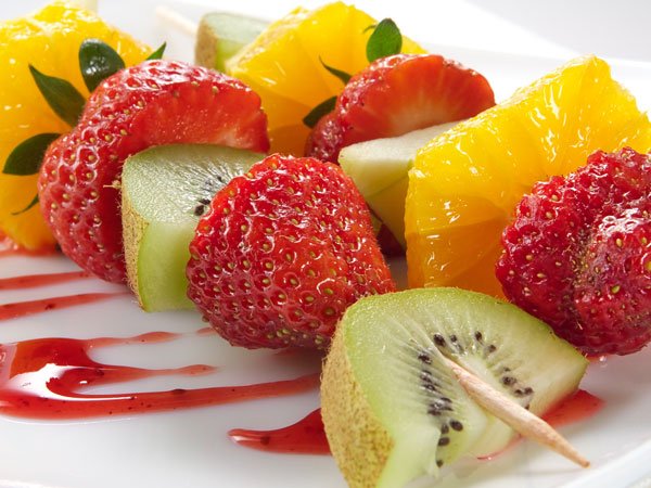 Pinchos de frutas. Recetas de postres para niños