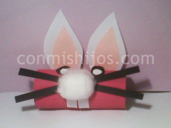 Conejo de Pascua con rollos de cartón. Manualides infantiles Conejo de Pascua con rollos de cartón. Manualides infantiles