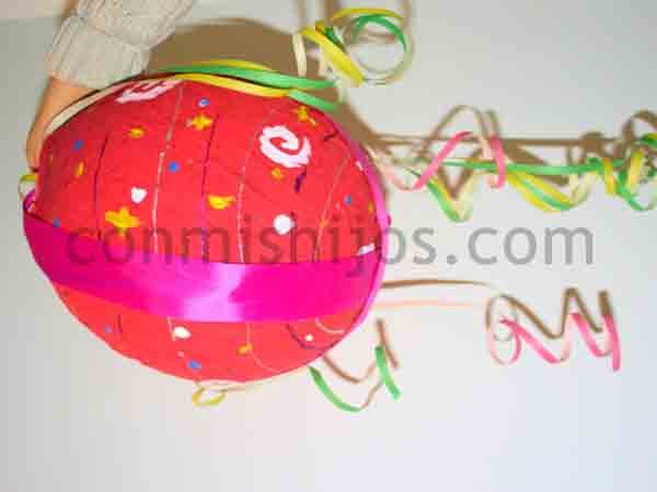 Piñata de cumpleaños. Manualidades de papel maché para niños