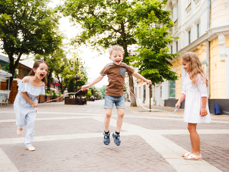 Juego de saltar a la comba. Juegos populares para niños