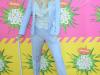 La extravagante cantante Kesha también se dejo ver por la alfombra naranja