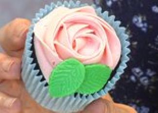 Cómo decorar un cupcake de rosa