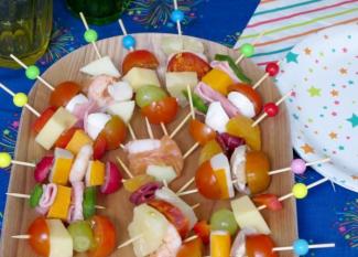 Mini brochetas saladas: recetas infantiles paso a paso