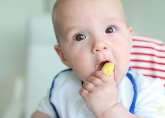 Introducción a los alimentos sólidos en la dieta del bebé mes a mes
