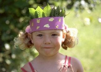 Corona de hojas. Manualidad infantil para regalos