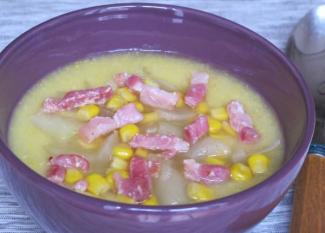 Sopa de panceta, patatas y maíz. Recetas rápidas para niños