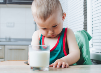 Mi hijo no quiere beber leche: qué hacer y qué decirle