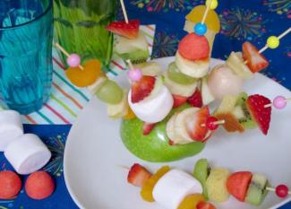 Mini brochetas dulces. Postres con frutas para niños