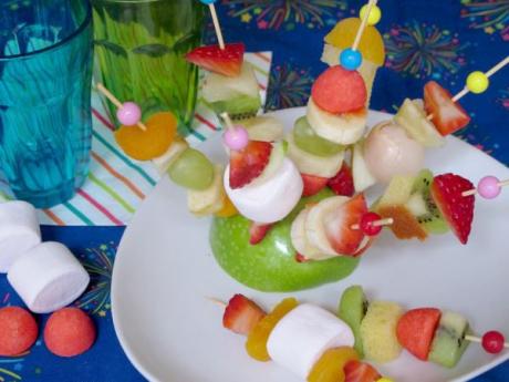 Mini brochetas dulces. Postres con frutas para niños