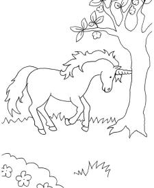 Unicornio bajo el árbol: dibujo para colorear e imprimir