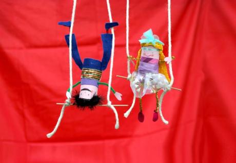 Trapecistas de circo: manualidad para niños