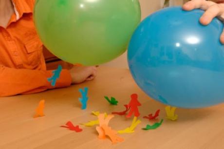 Hacer volar hombrecillos de papel: experimento para niños