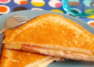 Sandwiches de jamón y queso con mostaza: receta para niños